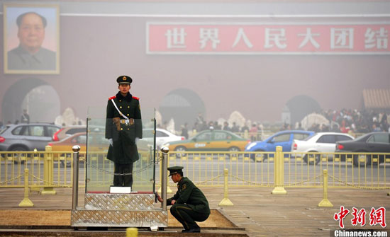 2月28日，北京武警正在擦洗天安门广场设施，迎接即将召开的全国两会。中新社发 陆欣 摄