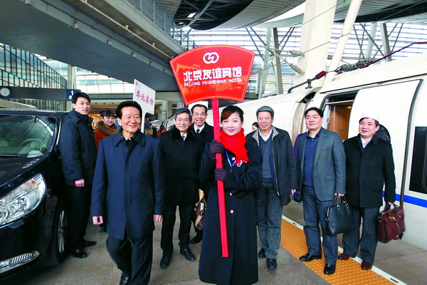 2月27日和28日，在皖全国政协委员分批抵达北京，出席即将开幕的全国政协十二届一次会议。记者黄连广摄
