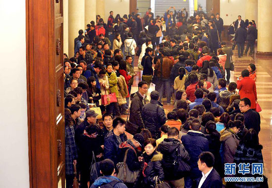 2月28日，大批记者聚集在全国政协礼堂大厅内排队等候领取证件。 　　新华社记者王颂摄
