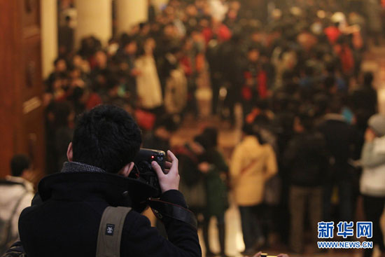 2013年02月28日，北京，全国政协十二届一次会议内地记者情况通报会在政协礼堂举行。会后，参与报道政协会议的记者排队领取大会采访证件。据介绍，今年采访政协会议记者较去年有所减少。