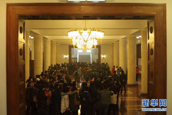  2013年02月28日，北京，全国政协十二届一次会议内地记者情况通报会在政协礼堂举行。会后，参与报道政协会议的记者排队领取大会采访证件。据介绍，今年采访政协会议记者较去年有所减少。