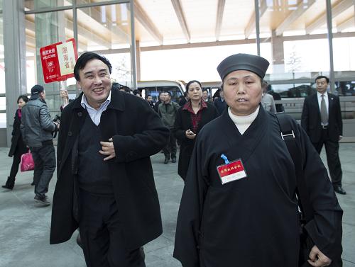 3月1日，来自湖南省的全国政协委员抵达北京，出席全国政协十二届一次会议。新华社记者 王晔 摄