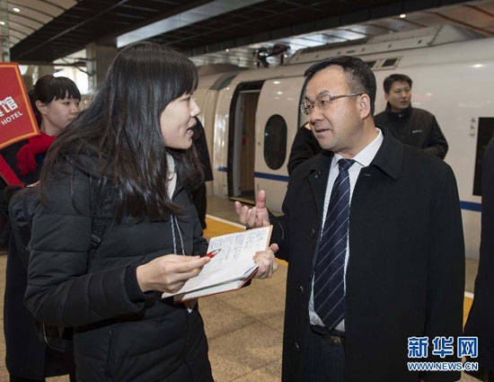 3月1日，来自天津市的全国政协委员抵达北京，出席全国政协十二届一次会议。这是全国政协委员李占通（右）在接受新华社记者的采访。新华社记者 王晔 摄