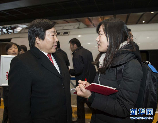 3月1日，来自天津市的全国政协委员抵达北京，出席全国政协十二届一次会议。这是全国政协委员潘庆林（左）在接受新华社记者的采访。新华社记者 王晔 摄 