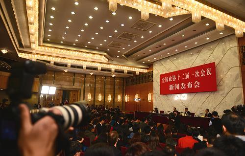 3月2日，全国政协十二届一次会议新闻发布会在北京人民大会堂举行，大会发言人吕新华介绍会议有关情况并回答中外记者提问。新华社记者 金良快 摄