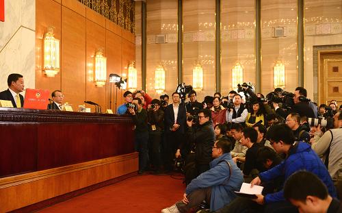 3月2日，全国政协十二届一次会议新闻发布会在北京人民大会堂举行，大会发言人吕新华介绍会议有关情况并回答中外记者提问。新华社记者 金良快 摄