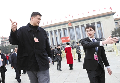 昨日，新委员姚明出现在人民大会堂东门外。他面对记者的围堵始终一言不发，但从走出东门到上车，还是吸引了很多其他委员和记者的目光。韩萌 摄