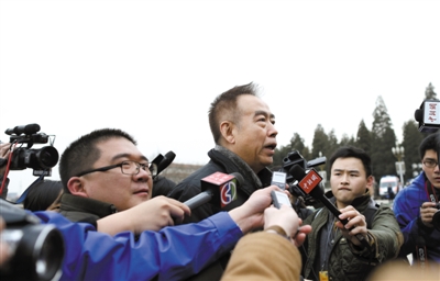 新委员陈凯歌被记者围住，被问到空气污染和明星子女的教育问题时，他侃侃而谈。