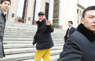 面对记者的提问，新委员赵本山有问必答，走进会场前向记者挥手。