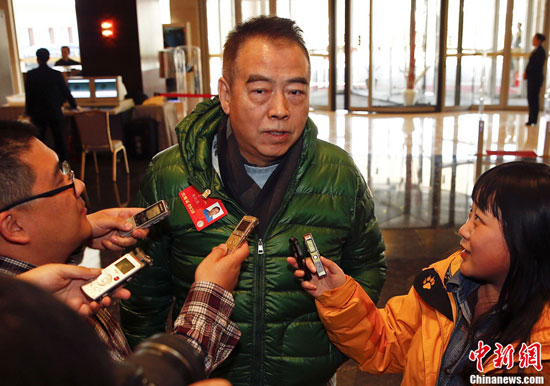 3月1日，全国政协委员、导演陈凯歌现身政协驻地酒店，在接受记者采访时他说：“这两天北京空气质量确实不好，我从小在北京长大，知道从前是什么样。”