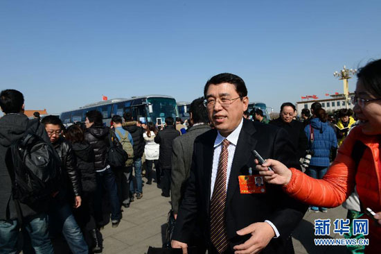 3月3日，中国人民政治协商会议第十二届全国委员会第一次会议即将在北京人民大会堂开幕。这是全国政协委员史玉波抵达天安门广场。 新华社记者金良快 摄 