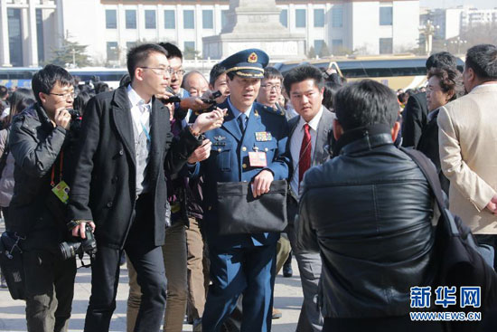 3月3日，中国人民政治协商会议第十二届全国委员会第一次会议即将在北京人民大会堂开幕。这是全国政协委员朱和平抵达天安门广场。 新华社记者李刚 摄