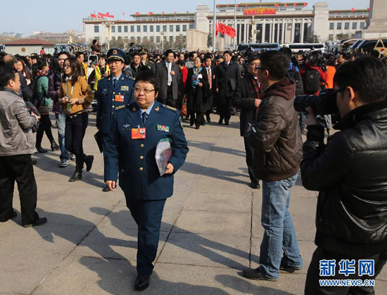 3月3日，中国人民政治协商会议第十二届全国委员会第一次会议即将在北京人民大会堂开幕。这是全国政协委员韩红抵达天安门广场。 新华社记者金立旺 摄
