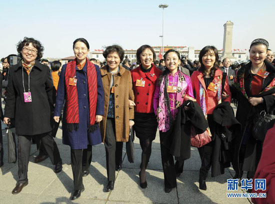 3月3日，中国人民政治协商会议第十二届全国委员会第一次会议即将在北京人民大会堂开幕。这是全国政协委员抵达天安门广场。 新华社记者谢环驰 摄