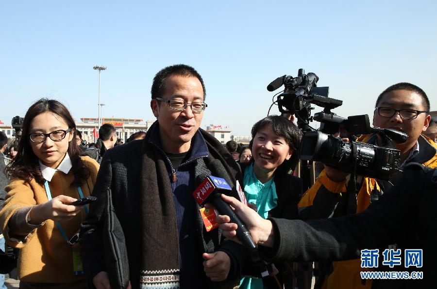 3月3日，中国人民政治协商会议第十二届全国委员会第一次会议即将在北京人民大会堂开幕。这是全国政协委员俞敏洪抵达天安门广场。 新华社记者陈建力 摄