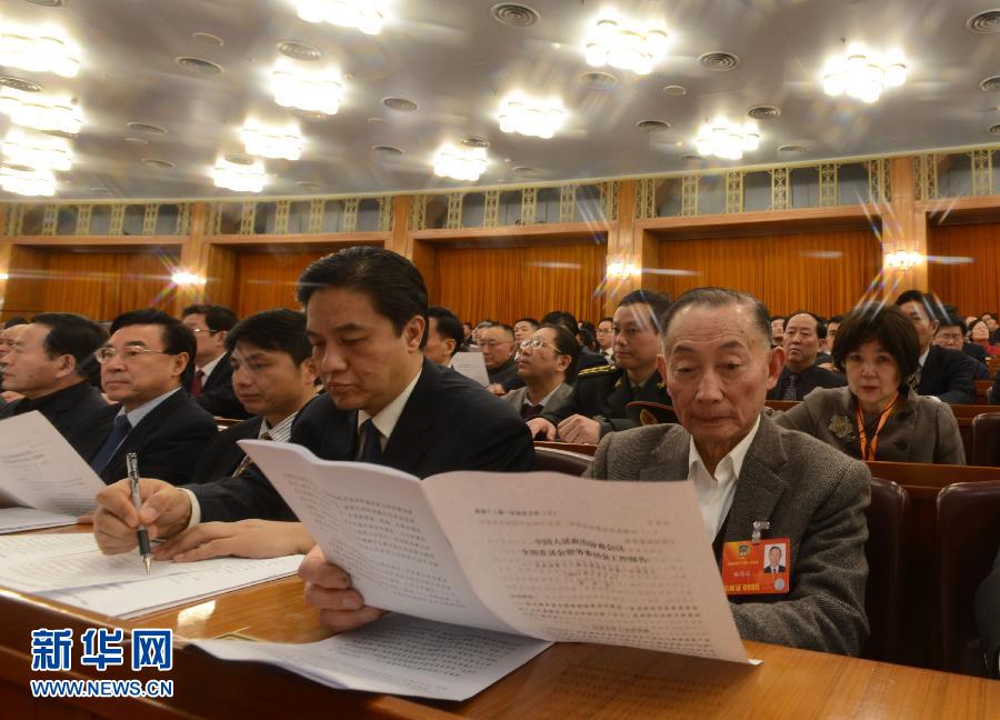 3月3日，中国人民政治协商会议第十二届全国委员会第一次会议在北京人民大会堂开幕。这是梅葆玖委员（前右）在开幕会上。 新华社记者 王建华摄