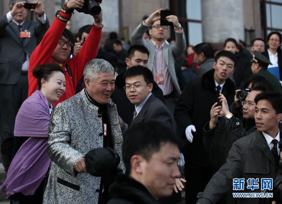 3月3日，中国人民政治协商会议第十二届全国委员会第一次会议在北京人民大会堂开幕。图为全国政协委员赵本山步入会场。新华社记者 金立旺 摄