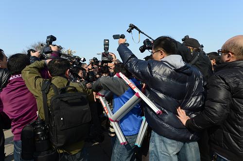 3月3日，中国人民政治协商会议第十二届全国委员会第一次会议在北京人民大会堂开幕。这是记者在天安门广场上采访全国政协委员。新华社记者秦晴摄