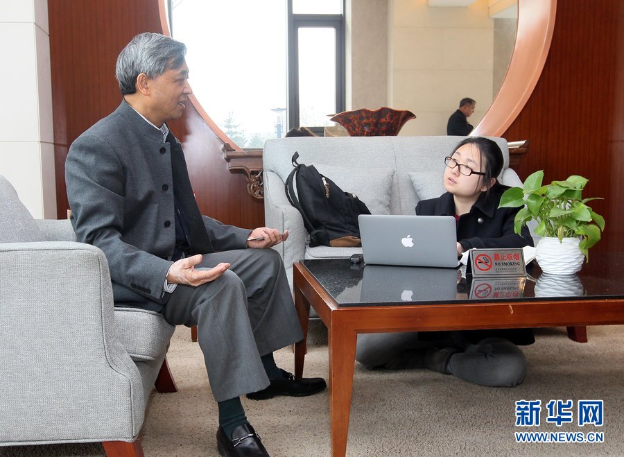 北京会议中心驻地，记者席地而坐采访政协委员。记者轻松快速的沟通能力往往使采访更加顺利。