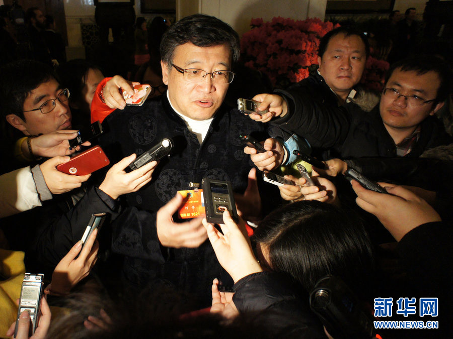 2013年03月03日，北京，全国政协十二届一次会议开幕，全国政协委员何伟接受采访。图片来源：CFP