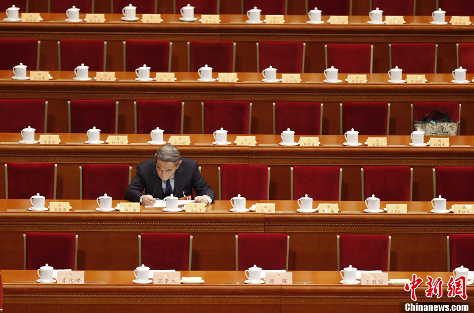3月3日,中国人民政治协商会议第十二届全国委员会第一次会议在北京人民大会堂开幕，厉以宁委员提前进入会场。中新社发 盛佳鹏 摄