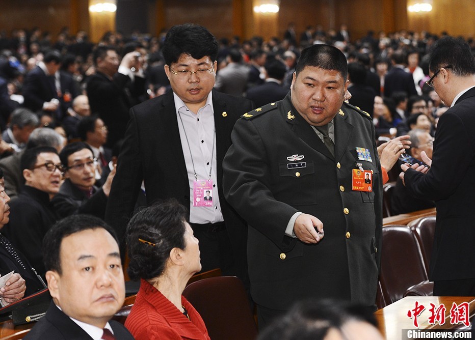 3月3日，中国人民政治协商会议第十二届全国委员会第一次会议在北京人民大会堂开幕，毛泽东嫡孙毛新宇委员出席会议。中新社发 廖攀 摄