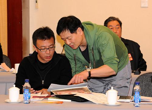 3月4日，濮存昕（右）向委员介绍他关于保护长江江豚的提案。新华社记者 何俊昌 摄