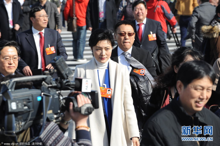 2013年3月3日讯，北京，3月3日，全国政协十二届一次会议开幕。明星政协现身。宋丹丹着黑衣外套轻松跨步走，韩红穿军装英姿勃发，周涛白衣知性。