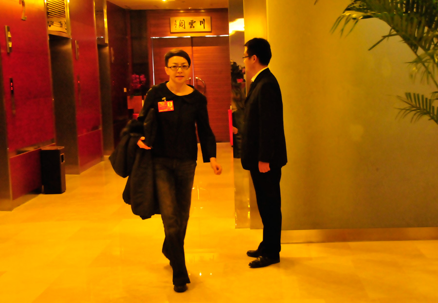 3月4日下午，全国政协文艺界委员在北京铁道大厦进行分组讨论。宋丹丹正步入会场。苏影 摄
