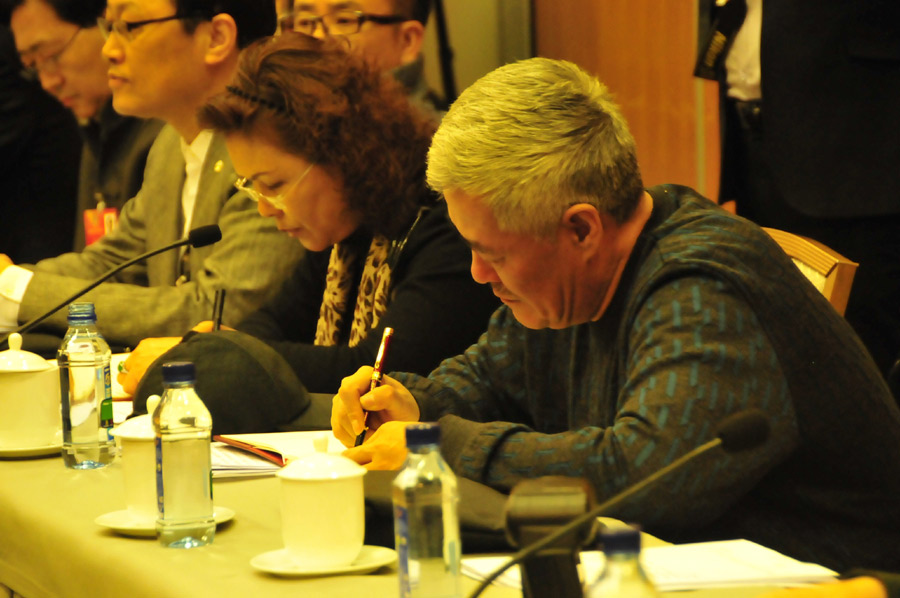 3月4日下午，全国政协文艺界委员在北京铁道大厦进行分组讨论。图为赵本山认真记录小组委员的发言。苏影 摄