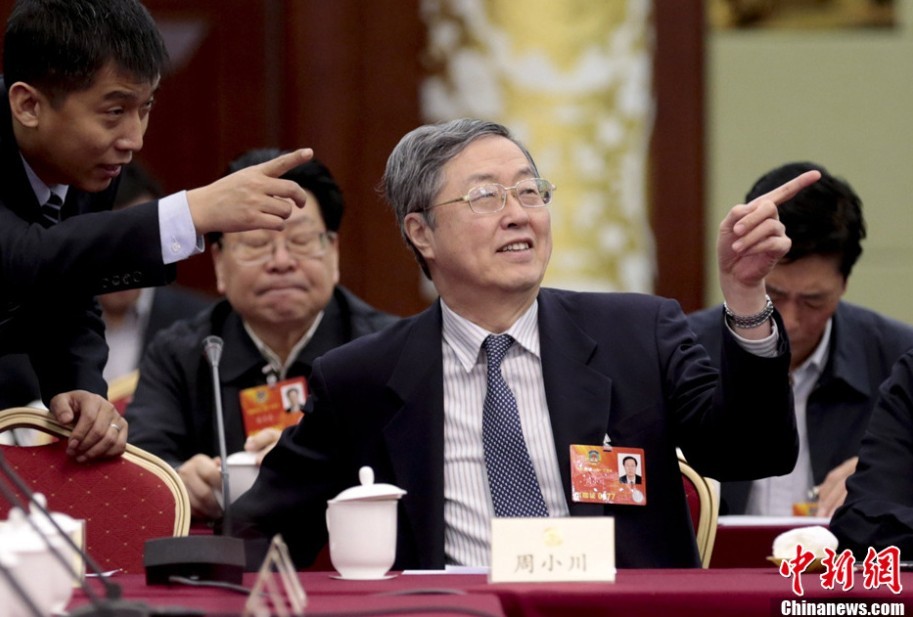 3月4日，全国政协委员、中国人民银行行长周小川在北京友谊宾馆参加中共界政协委员联组讨论。中新社发 杜洋 摄