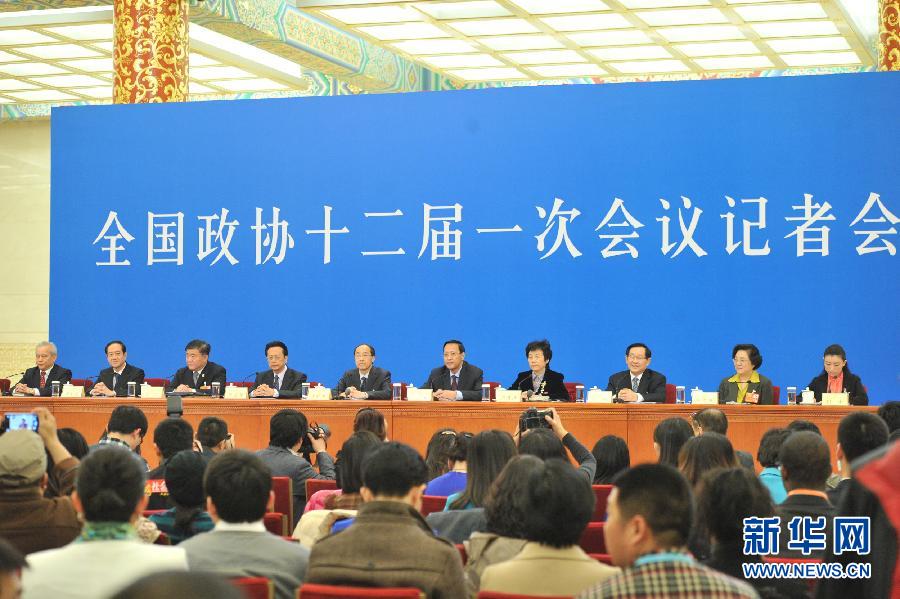 3月6日，全国政协十二届一次会议在北京人民大会堂举行记者会，民主党派中央和全国工商联领导人集体接受媒体采访。 新华社记者 戚恒 摄