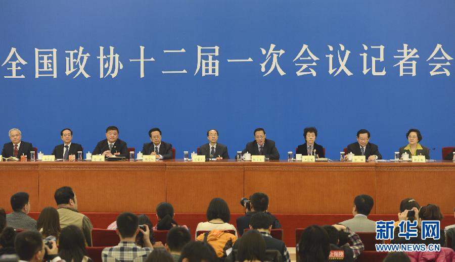 3月6日，全国政协十二届一次会议在北京人民大会堂举行记者会，民主党派中央和全国工商联领导人集体接受媒体采访。 新华社记者 戚恒 摄