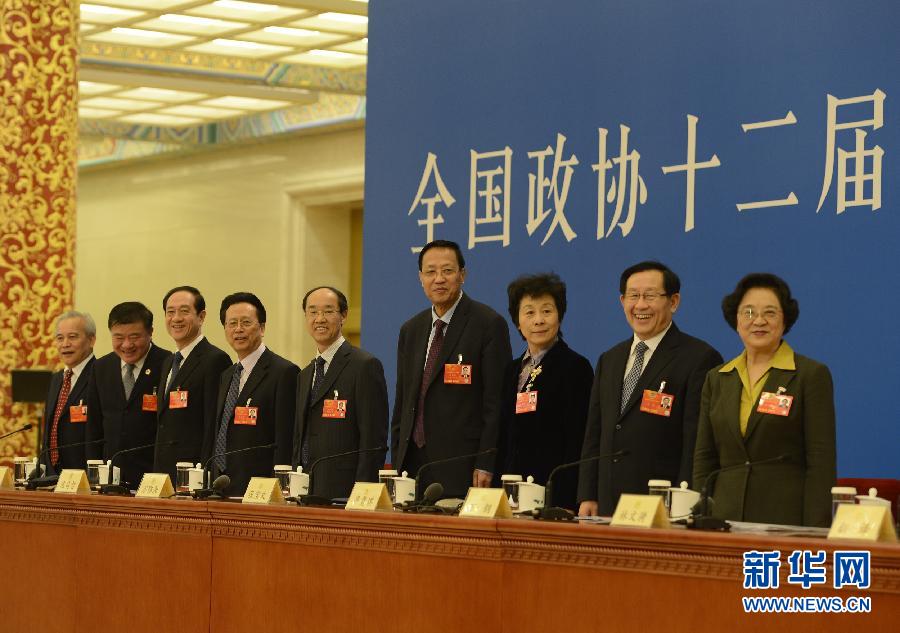 3月6日，全国政协十二届一次会议在北京人民大会堂举行记者会，民主党派中央和全国工商联领导人集体接受媒体采访。 新华社记者 戚恒 摄