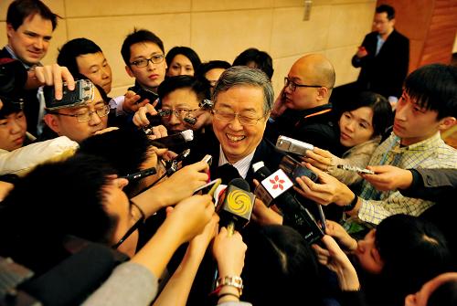 3月5日，数十名记者围住全国政协委员、中国人民银行行长周小川。面对诸多问题，周小川笑而不答，“突围”而去。新华社发
