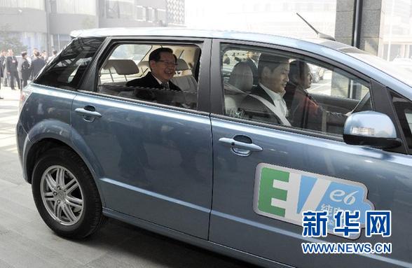 3月7日，科技部部长万钢在全国两会期间接受记者采访时表示，电动车现在市场上有的卖，环保零排放，价钱老百姓承受得起。这是万钢在小组会后乘坐纯电动车离开北京会议中心。新华社记者 张铎 摄