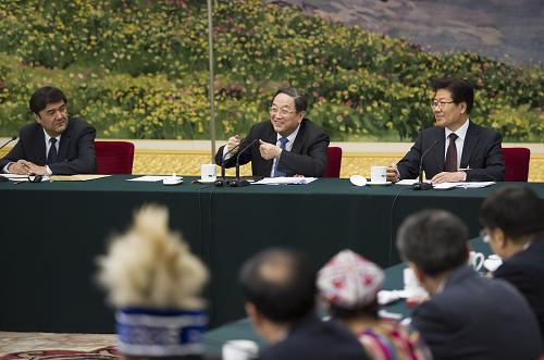 3月9日，中共中央政治局常委、全国政协十二届一次会议主席团会议主持人俞正声参加十二届全国人大一次会议新疆代表团的审议。新华社记者 黄敬文 摄