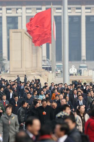 3月11日，全国政协十二届一次会议在北京人民大会堂举行第四次全体会议，选举产生政协第十二届全国委员会主席、副主席、秘书长和常务委员。这是委员们抵达天安门广场。 新华社记者 王申 摄