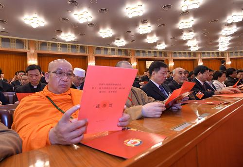 3月11日，全国政协十二届一次会议在北京人民大会堂举行第四次全体会议，选举产生政协第十二届全国委员会主席、副主席、秘书长和常务委员。这是委员拿到选举票。 新华社记者 王晔 摄