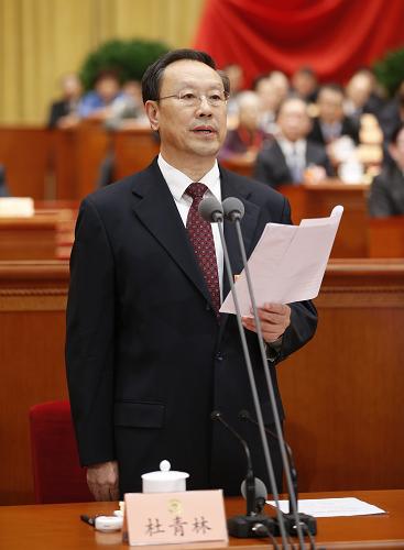 3月11日，全国政协十二届一次会议在北京人民大会堂举行第四次全体会议，选举产生政协第十二届全国委员会主席、副主席、秘书长和常务委员。这是杜青林在主持会议。 新华社记者 鞠鹏 摄