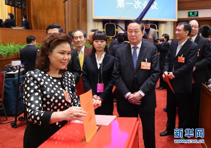 3月11日，全国政协十二届一次会议在北京人民大会堂举行第四次全体会议，选举产生政协第十二届全国委员会主席、副主席、秘书长和常务委员。这是委员们投票。新华社记者姚大伟摄
