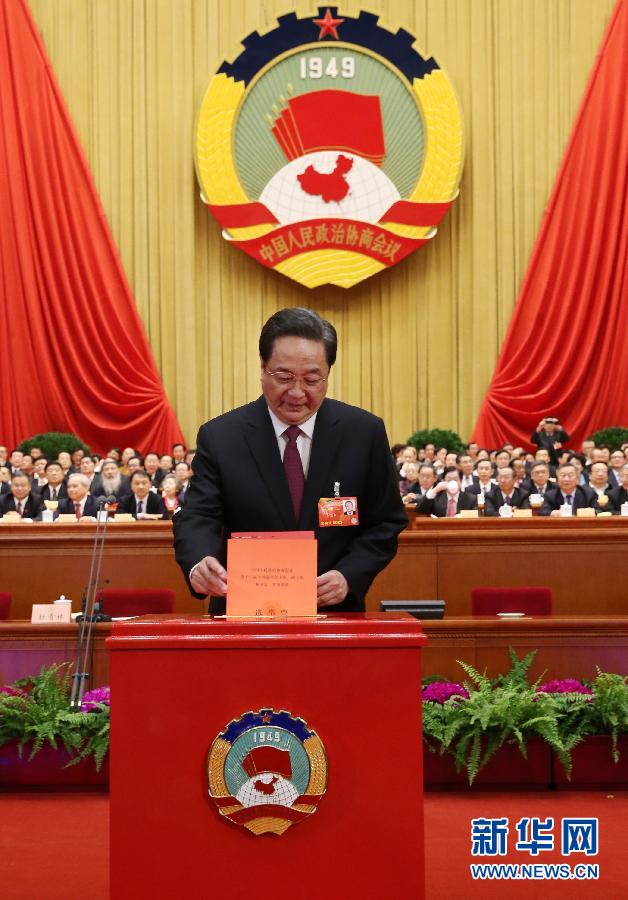 3月11日，全国政协十二届一次会议在北京人民大会堂举行第四次全体会议，选举产生政协第十二届全国委员会主席、副主席、秘书长和常务委员。这是俞正声在投票。新华社记者 刘卫兵 摄 