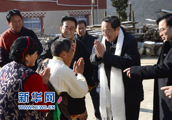 2013年1月7日，俞正声来到四川省甘孜藏族自治州炉城镇老榆林村党支部书记龚先彬家，了解当地群众生产生活情况和基层党组织建设情况。新华社记者 马占成 摄