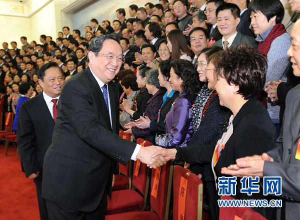 2012年12月17日，第九次全国台湾同胞代表会议在北京开幕。俞正声出席会议并讲话。这是俞正声亲切会见与会代表。 新华社记者 李涛摄