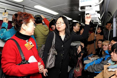 3月11日，全国政协委员高培芬、赵秀君分别乘坐地铁、驾车，在周一早高峰时段从北京宣武门出发前往前门，体验北京的交通状况。最后，乘坐地铁和开车分别耗时16分钟和27分钟。虽然不足3公里的路程并不能全面反映北京交通的整体现状，但此次体验，让一直在思考如何实现便捷出行的委员们，有了更贴近现实的体会。这是全国政协委员高培芬（左）在北京体验地铁出行。新华社记者 何俊昌 摄