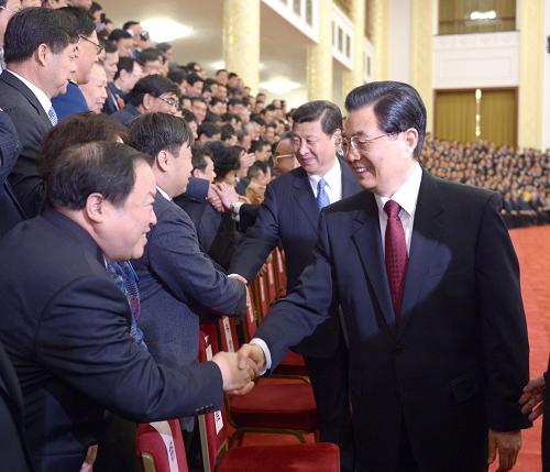 3月12日，中国人民政治协商会议第十二届全国委员会第一次会议在北京闭幕。闭幕会后，胡锦涛、习近平等党和国家领导人与出席会议的政协委员们亲切握手并合影留念。新华社记者 李学仁 摄