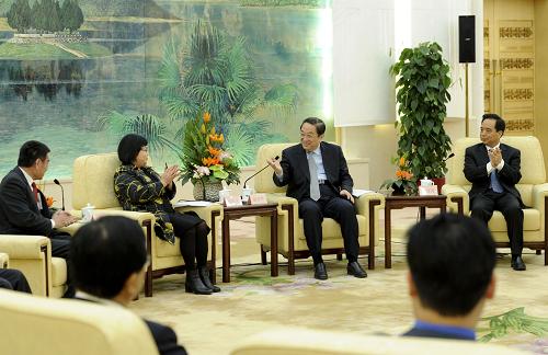 4月17日，中共中央政治局常委、全国政协主席俞正声在北京会见出席“2013海峡两岸工会论坛”的台湾工会界主要代表。新华社记者 张铎 摄