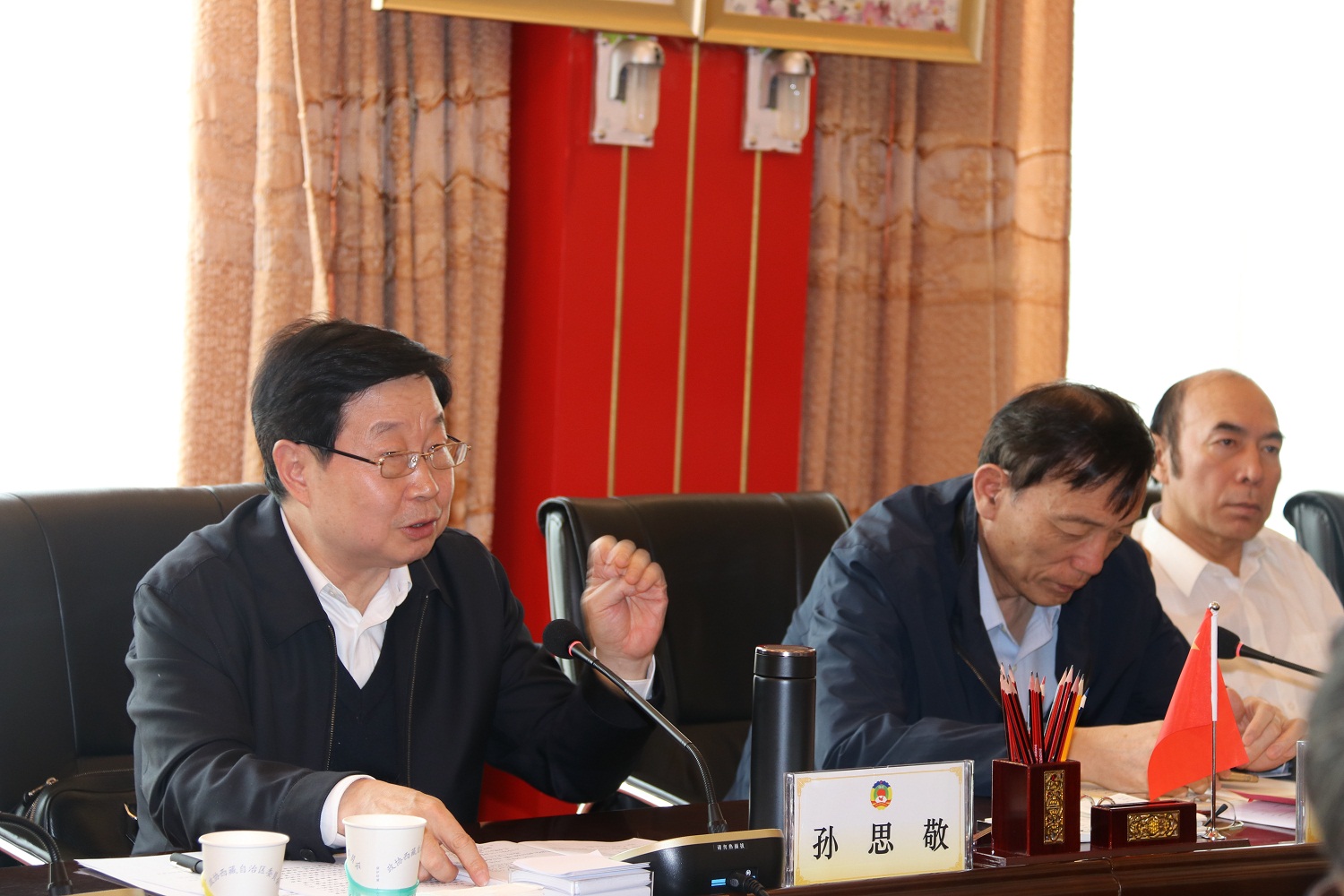调研组在拉萨市召开西藏自治区政府相关部门座谈会
