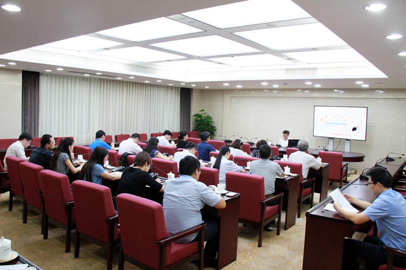 提案委员会分党组副书记陈因为提案委员会办公室党支部讲党课
