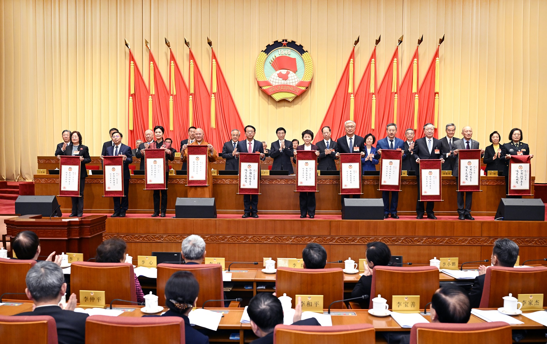 2025年度全国政协委员优秀履职奖表彰仪式在京举行 王沪宁为获奖政协委员颁奖